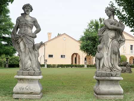 Paar barockisierende Steingussskulpturen