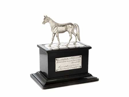 Silbernes Pferd auf Postament - Offiziersgeschenk