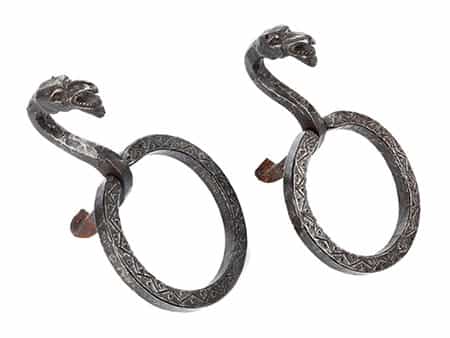 Paar in Eisen geschmiedete Ringhalter mit Fantasievogelköpfen