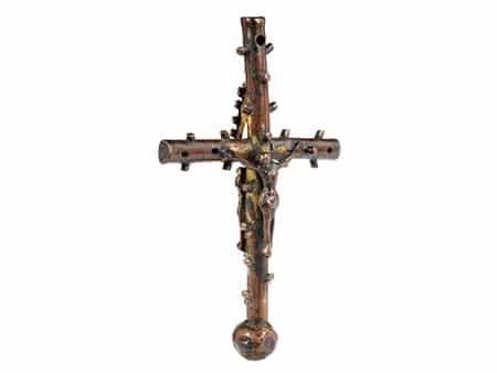 Museales frühes Stellkreuz mit Corpus Christi sowie Madonnenfigur unter einem Spitzbaldachin