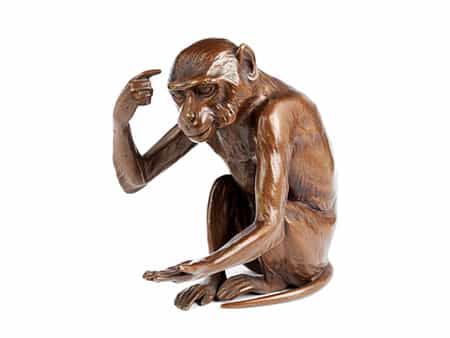 Bronzefigur eines sitzenden Affen