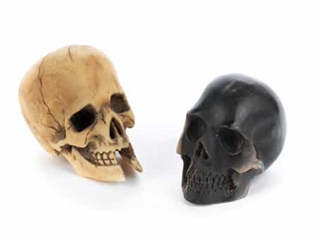 Zwei Memento mori-Totenschädel