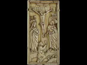 Elfenbeinrelief mit Darstellung Christi am Kreuz