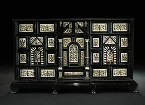 Kabinettschrank mit Elfenbeinintarsien des 17. Jahrhunderts