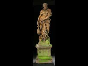 Park- oder Loggia-Figur mit Darstellung einer Frau in historistischer Kleidung, einen antiken Wasserkrug tragend. 