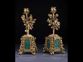 Paar Kamin-Kerzenleuchter in feuervergoldeter Bronze mit Malachit-Einlage.