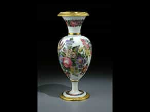 Hohe Vase in Milchglas