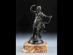 Kleine Bronzefigur einer Diana mit springendem Reh
