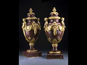 Paar Marmor-Prunkvasen mit vergoldeter Bronzemontierung
