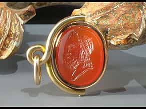 Siegelanhänger, Gelbgold mit roter Karneol-Gemme, darin eingeschnitten römisch-antikische Zeusbüste