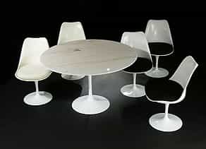 Moderne Sitzgruppe mit Schalenstühlen und rundem Esstrisch der Saarinen Collection