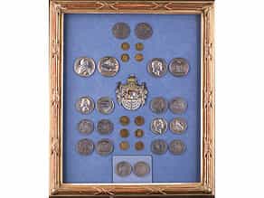 Schaukasten mit bayerischen Münzen und Medaillen
