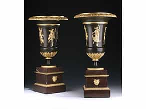 Paar teilvergoldete Kaminvasen in Bronze mit Marmorsockeln