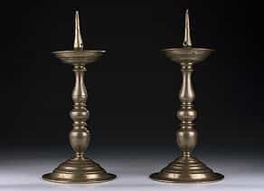 Paar Bronze-Tischkerzenleuchter des 17. Jahrhunderts