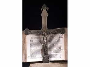 Gotisches Bronzekreuz mit Corpus Christi