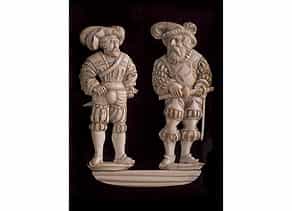 Elfenbeinschnitzerei in Form zweier im Relief geschnitzter Landsknechte, 17. Jahrhundert