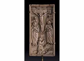 Kleine Elfenbeintafel mit Relief?darstellung des Kreuzes Christi mit Assistenzfiguren