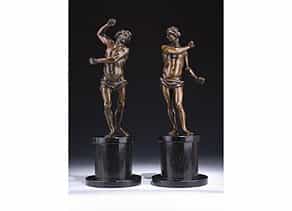 Paar italienische Bronzefiguren zweier nackter Männergestalten in bewegter Haltung, Italien, 17. Jahrhundert