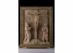 Alabaster-Hochrelief Christus am Kreuz mit Assistenzfiguren 