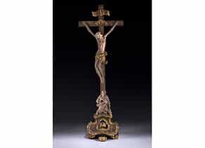 Barockes Holzkreuz mit geschnitztem Corpus Christi und der büßenden Maria Magdalena, 18. Jahr?hundert