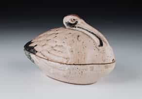 Keramik-Deckelschale in Form eines Kranichs