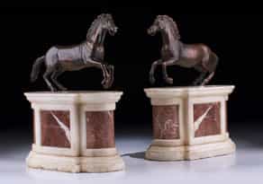 Zwei Bronzepferde auf Alabastersockel mit Marmoreinlagen