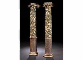 Paar geschnitzte und gefasste Halbsäulen