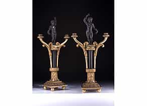 Paar holzgeschnitzte, gefasste und teilvergoldete Kamin- oder Tischkandelaber in Art von vergoldeten Bronezleuchtern