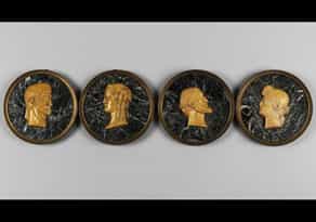 Satz von vier Marmortondi mit antiken Bildnisköpfen in Reliefdarstellungen