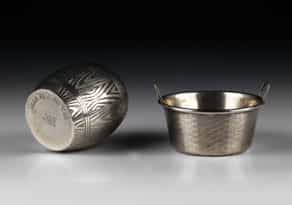 Zwei kleine Silbergefäße mit hebräischen Bodenaufschriften