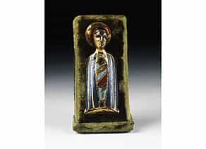 Kleine feuervergoldete Heiligenfigur in Kupfer mit Zellschmelzemail