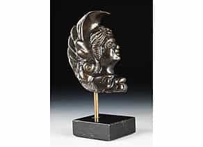 Bronzebeschlag in Form eines Frauenkopfes mit Groteskenmaske