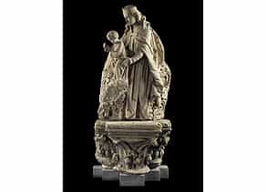 Marienfigur mit Jesuskind in Steinmetzarbeit auf einem gotischen Sockel