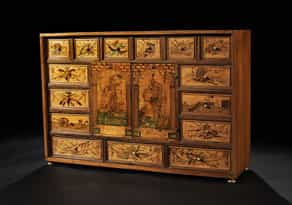 Kabinettkasten mit reichen Bildintarsien
