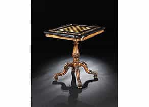Spieltisch mit Schachbretteinlage und höchst qualitätvoller Umrahmung in Mikromosaik