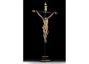 Holzkreuz mit geschnitztem Corpus Christi