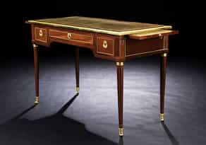 Kleiner Louis XVI-Schreibtisch in Mahagoni mit vergoldetem Beschlagwerk