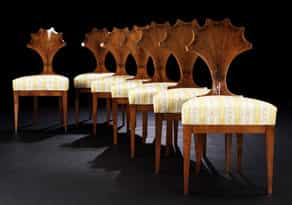 Satz von sieben eleganten, in der Form seltenen Biedermeier-Stühlen