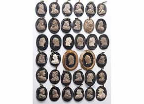 Serie von 36 ovalen Cäsarenkopf-Reliefs
