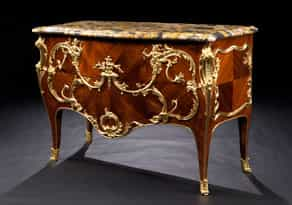 Elegante Louis XV-Kommode mit reicher vergoldeter Bronzemontierung und Marmorplatte