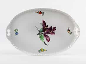 Ovales Porzellantablett mit durchbrochen gearbeiteten Seitenhenkeln und Blumenmalerei