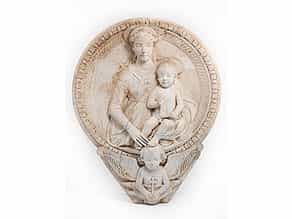 Großer Marmortondo mit Darstellung von Maria und Kind im Hochrelief