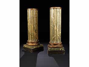 Paar marmorierte Podeste in Säulenform