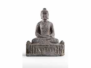 Sitzende Buddhafigur in Stein