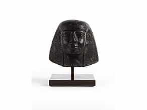 Ägyptischer Granitkopf eines Jünglings mit Perücke