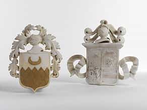 Paar Wappenschilde mit Helmzier in Marmor