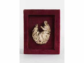 Elfenbein-Reliefschnitzerei einer Maria mit Kind