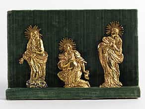 Drei vergoldete Bronzerelief-Figuren