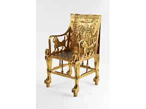 Vergoldeter Sessel im Stil des ägyptischen Königsthrons des Tutenchamun
