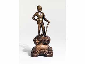 Italienische Bronzefigur eines Schild haltenden Jünglings